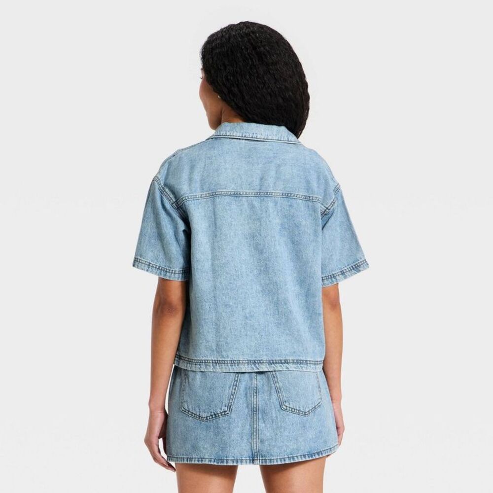 Women's Short Sleeve Collared Denim Beach Shirt - Universal Thread Light Wa - Picture 2 of 3